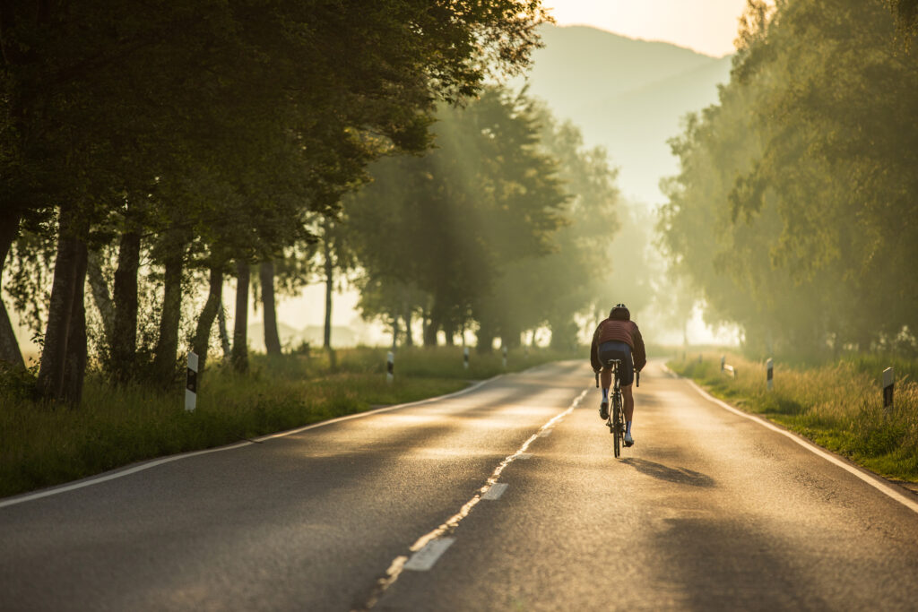 Bild von einem Rennradfahrer in schöner Abendstimmung, Radfahren in Stammersdorf
